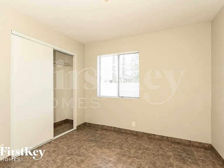 13857 N 48th Ave — Photo 7