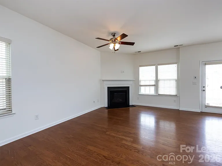 2436 Silverthorn Dr — Photo 5