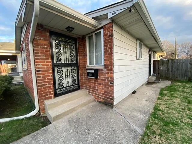 3 bed, 1.5 bath, 1079 sqft, $1,495 — Photo 2