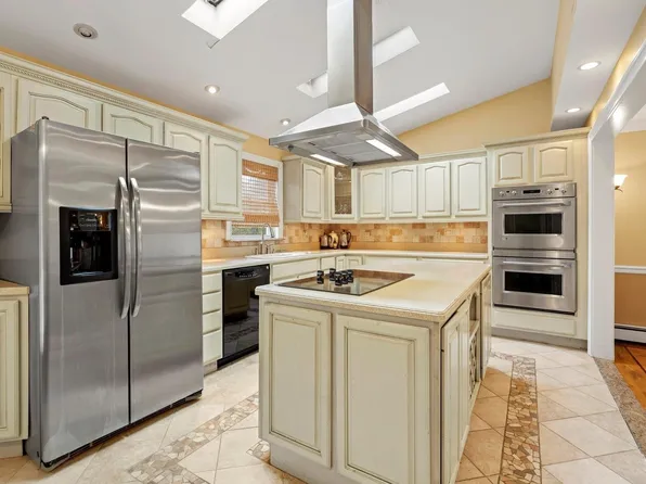 75 Oxford Street, Roslyn Heights, NY 11577