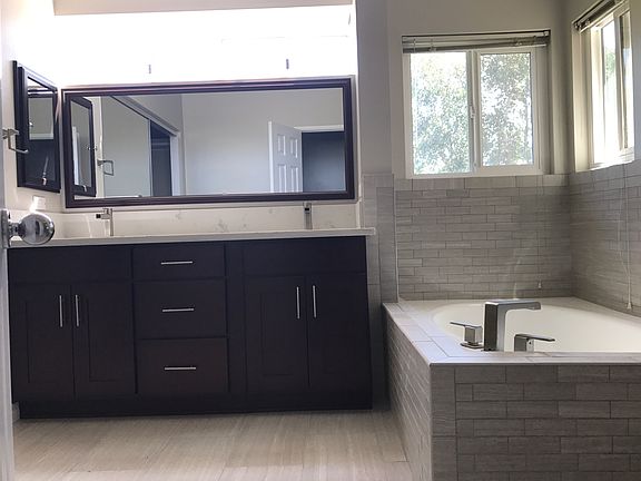 Master bath - bath tub