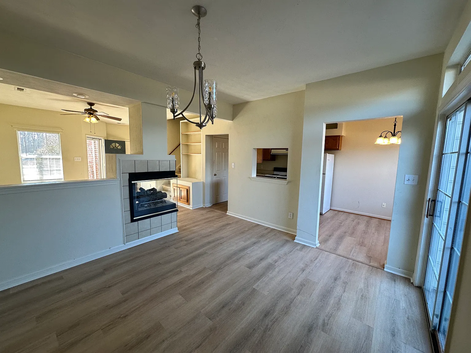 3 bed, 2.5 bath, 1528 sqft, $2,050 — Photo 3