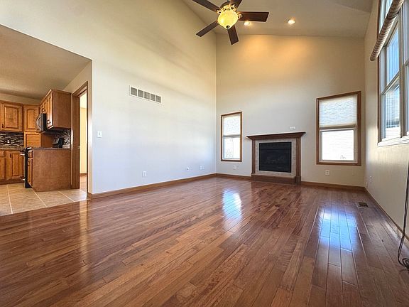 4th image of 366 Centerpoint Dr S