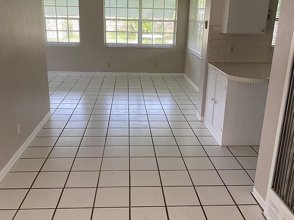 Facing to Florida room/ den/ TV room