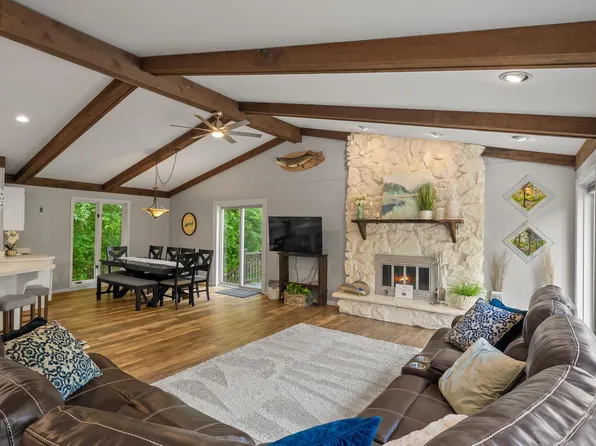 265 Jensen DRIVE, Fontana, WI 53125