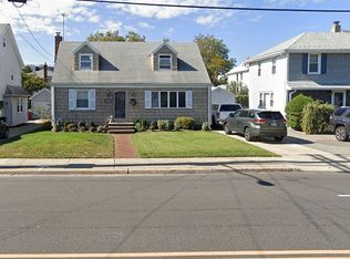 143 Roslyn Rd, Mineola, NY 11501