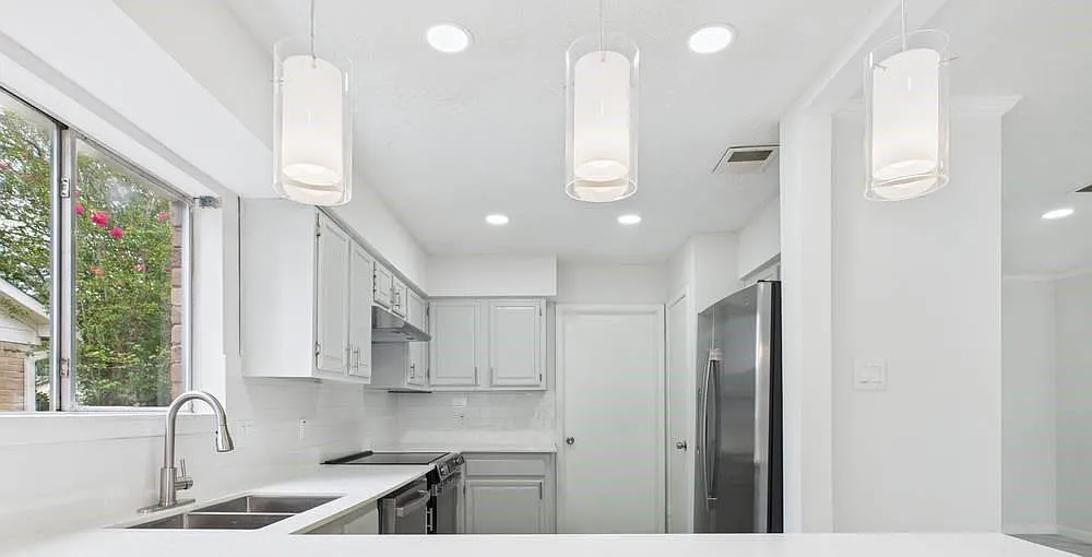 4 bed, 2.0 bath, 1842 sqft, $2,300 — Photo 3