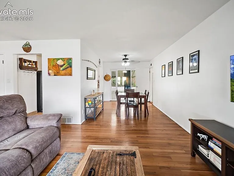 1334 Edith Ln — Photo 4