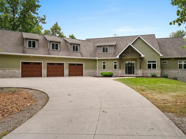 635 Ruys Woods Ct, Combined Locks, WI 54113