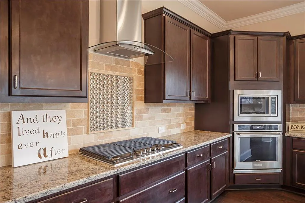 5 bed, 4.5 bath, 4080 sqft, $5,900 — Photo 4