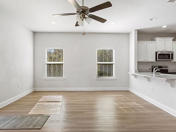 5th image of 1886 Pointe Dr