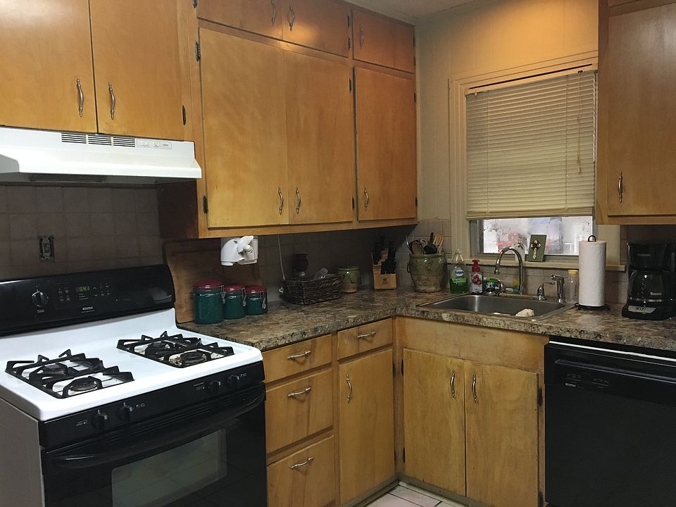 2nd image of 711 Olive St