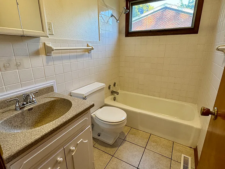 1102 Brighton Dr #B — Photo 7