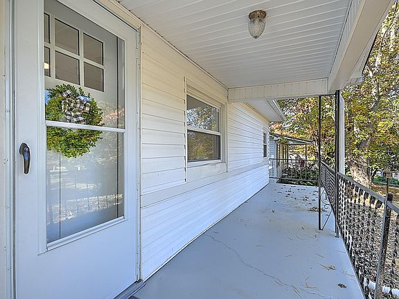 3rd image of 1123 E Lakeview Dr