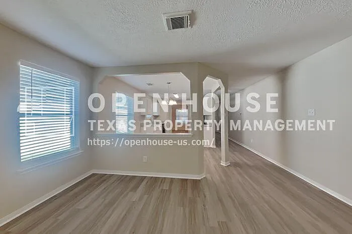 3 bed, 2.0 bath, 1874 sqft, $1,900 — Photo 4