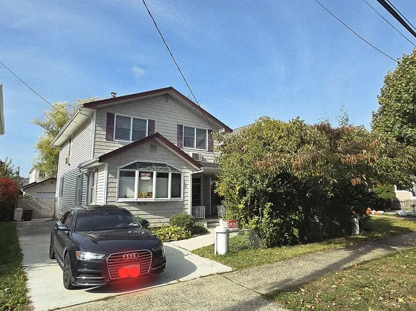 8530 261st St, Floral Park, NY 11001