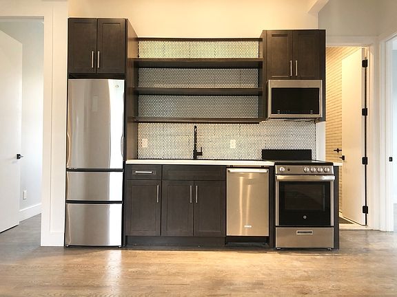 2nd image of 644 Lorimer St #201