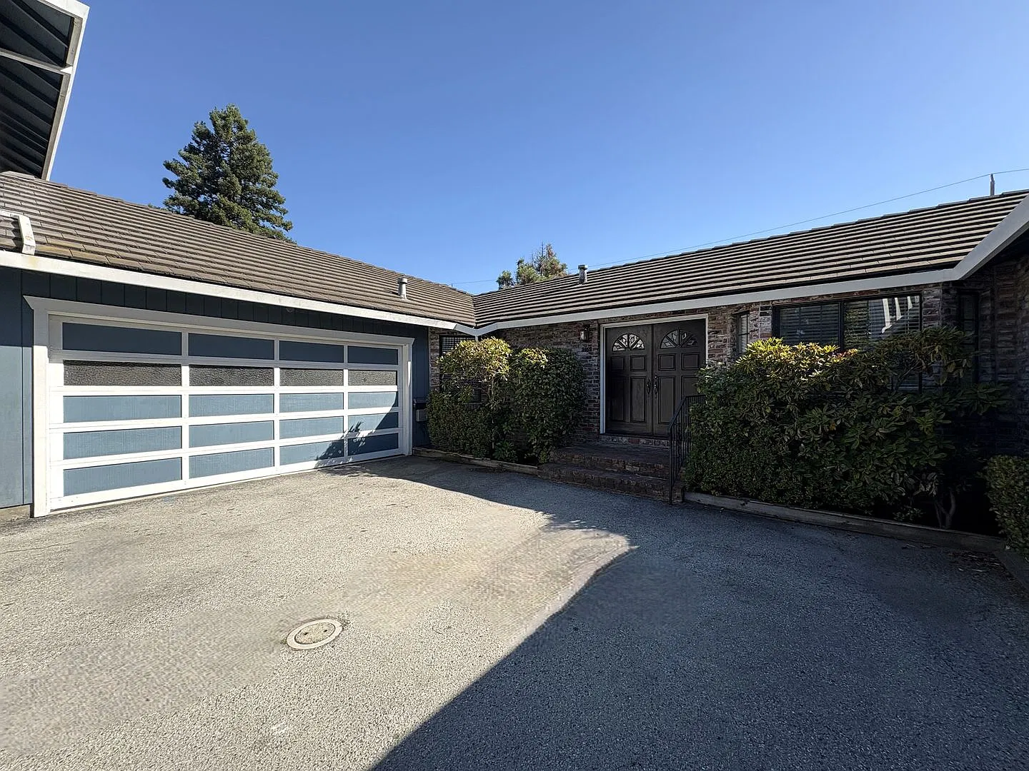 Spacious 3BD/2BA Redwood City Home | Two Living Rooms, Beautiful Yard, Prime Location — Photo 2
