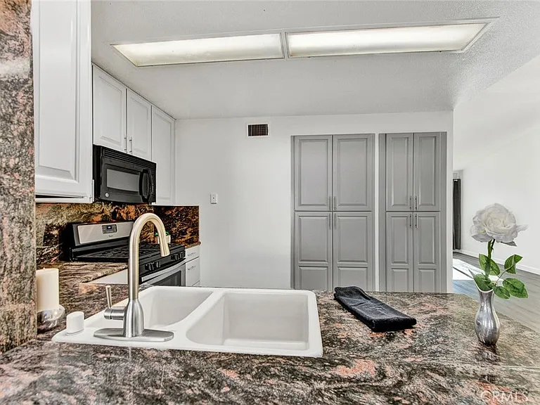 20852 Lancelot Ln — Photo 2