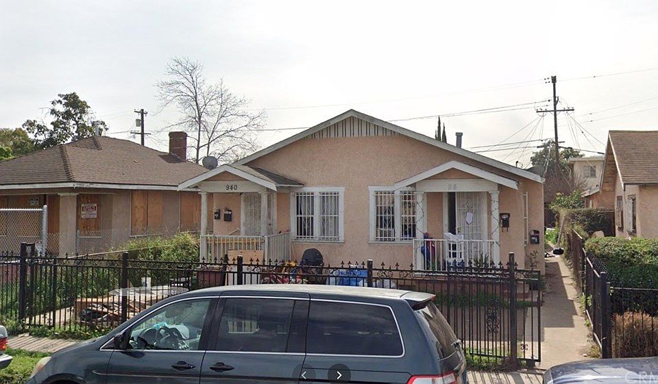 1st image of 940 W 75th St