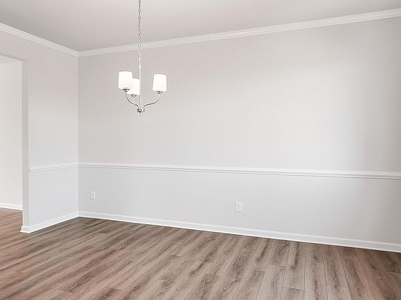 3rd image of 110 Hampton Hollow Dr