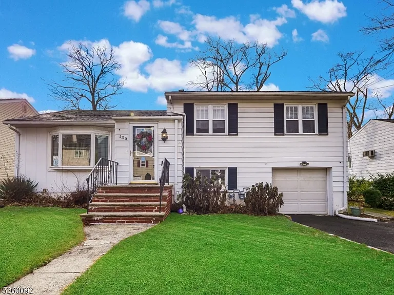 135 Hawthorne Ave — Photo 2