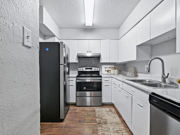 MacArthur Place at 183