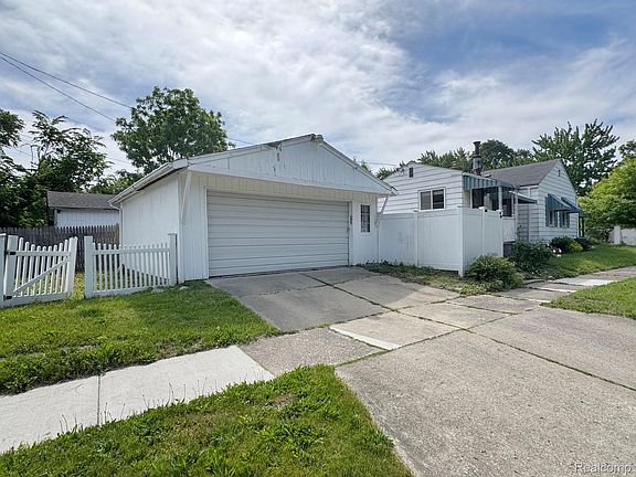 4th image of 627 Wesbrook St