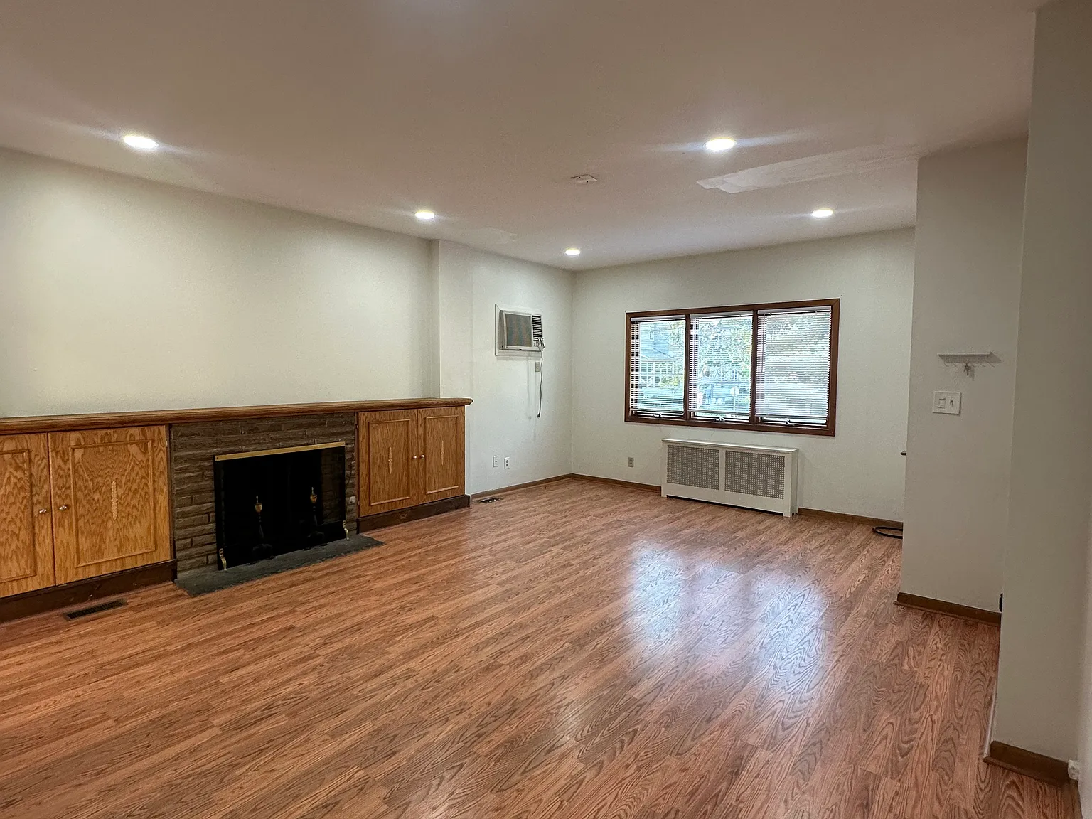 3 bed, 1400 sqft, $3,300 — Photo 3