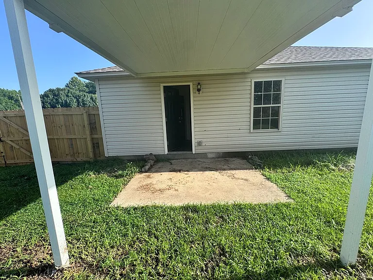 100 E Lauren Rd — Photo 23
