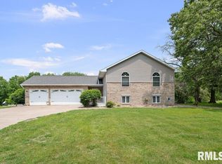 211 Eagle Ridge Rd, Muscatine, IA 52761