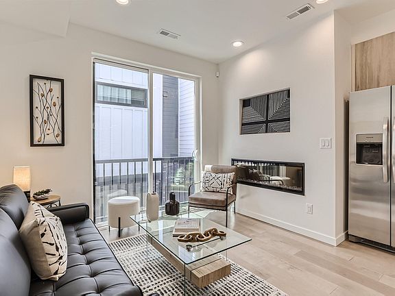 2nd image of 1920 Hooker St Unit 2