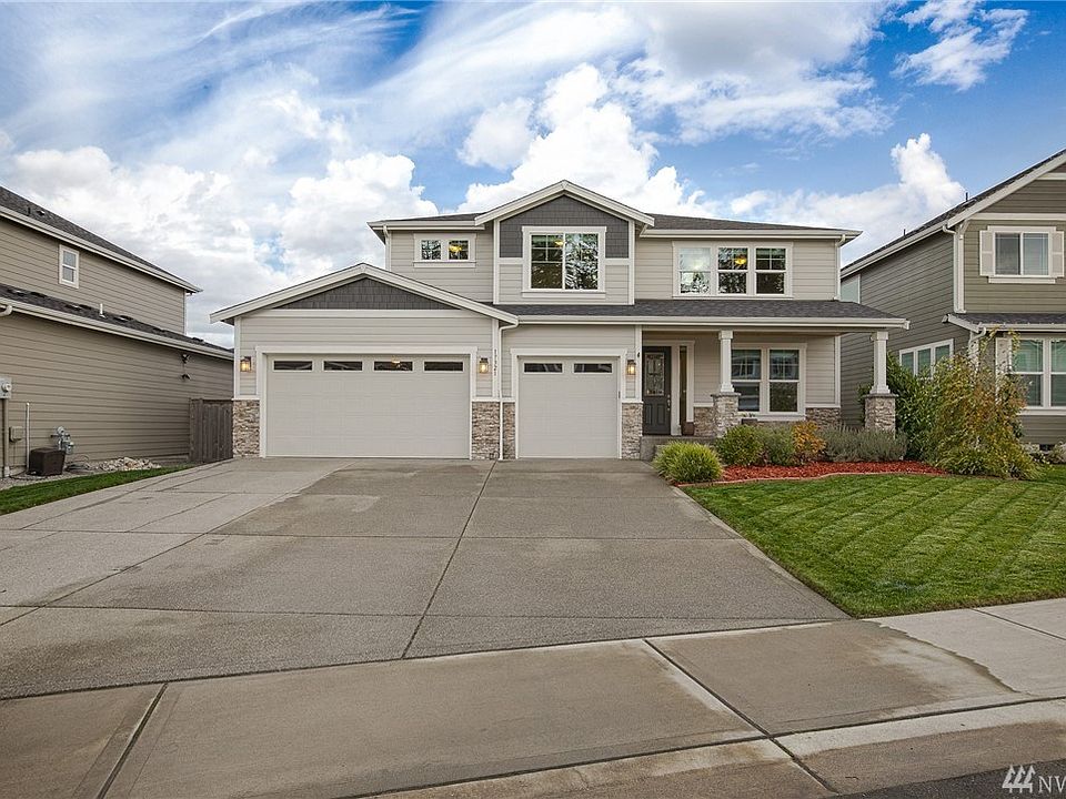 Beautiful curb appeal in The Ridge at Sunrise