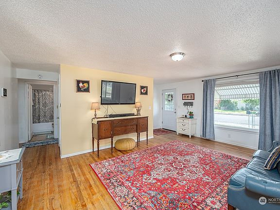 2nd image of 1133 W Columbia Avenue