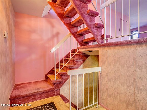 3rd image of 382 Grantwood Ave