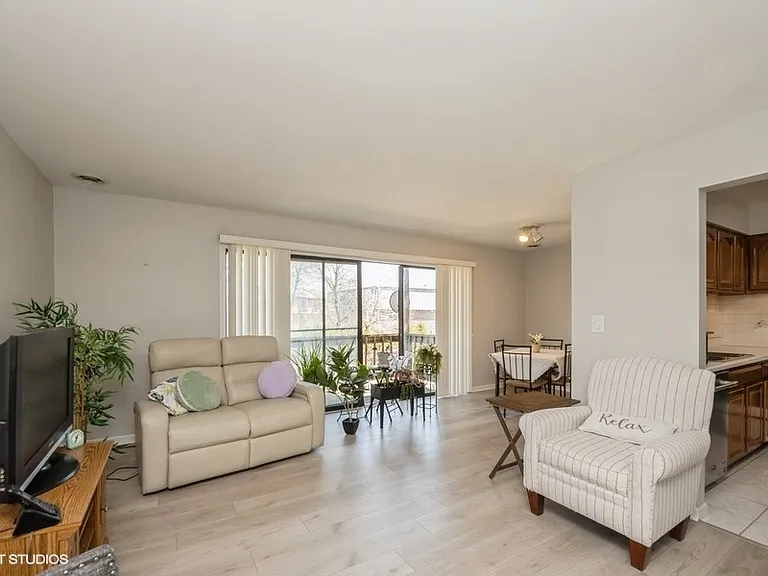 260 E Court Of Shorewood #4 — Photo 2