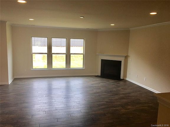 5th image of 1046 Wellington Ave #7