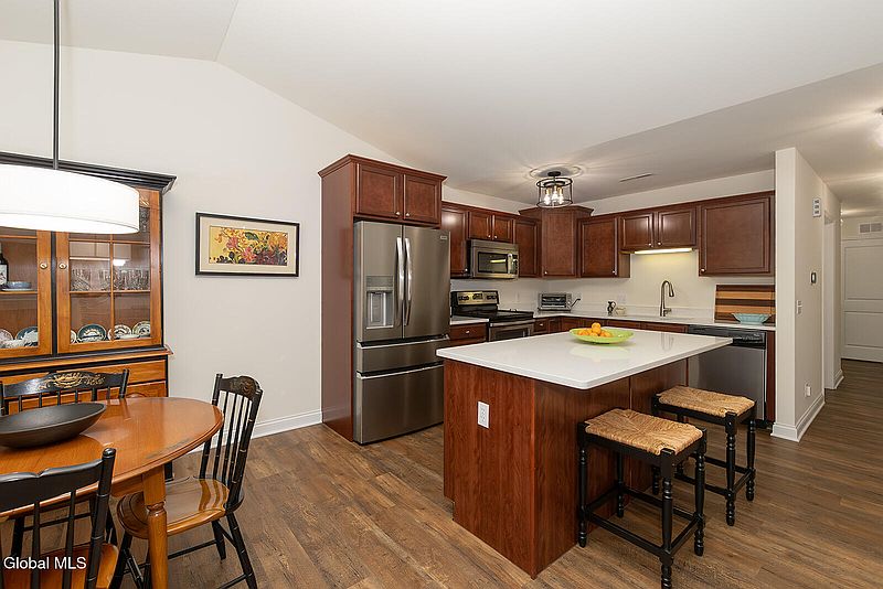 5th image of 902 Royale Court