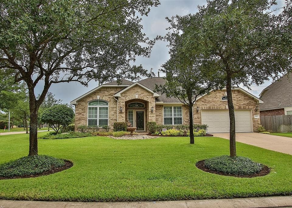 Gorgeous 1 story with 3 bedrooms and a study.