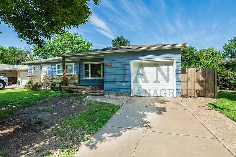 3 bed, 1.0 bath, 1236 sqft, $1,395 — Photo 2