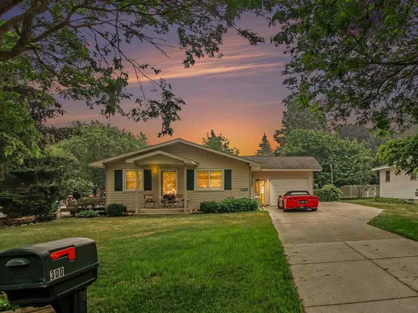 300 Robinson St, Charlevoix, MI 49720