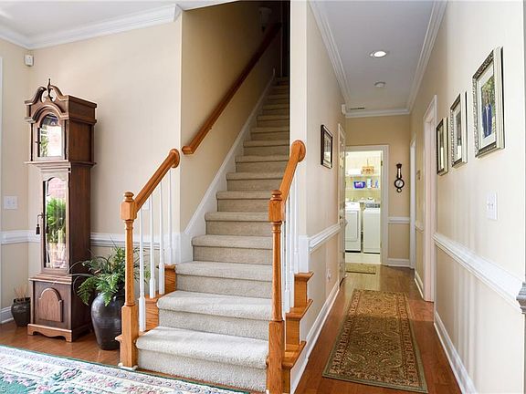 5th image of 1079 Muirfield Ave