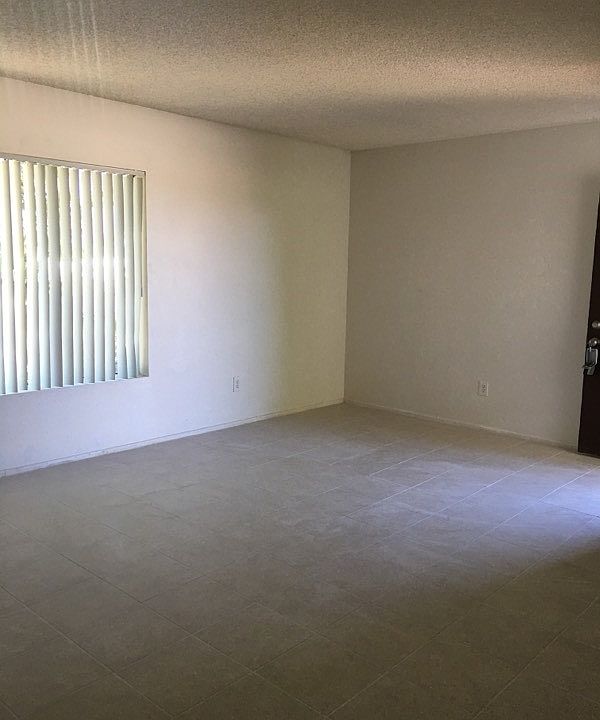 851 S HORN LIVINGROOM 2ND_02142024