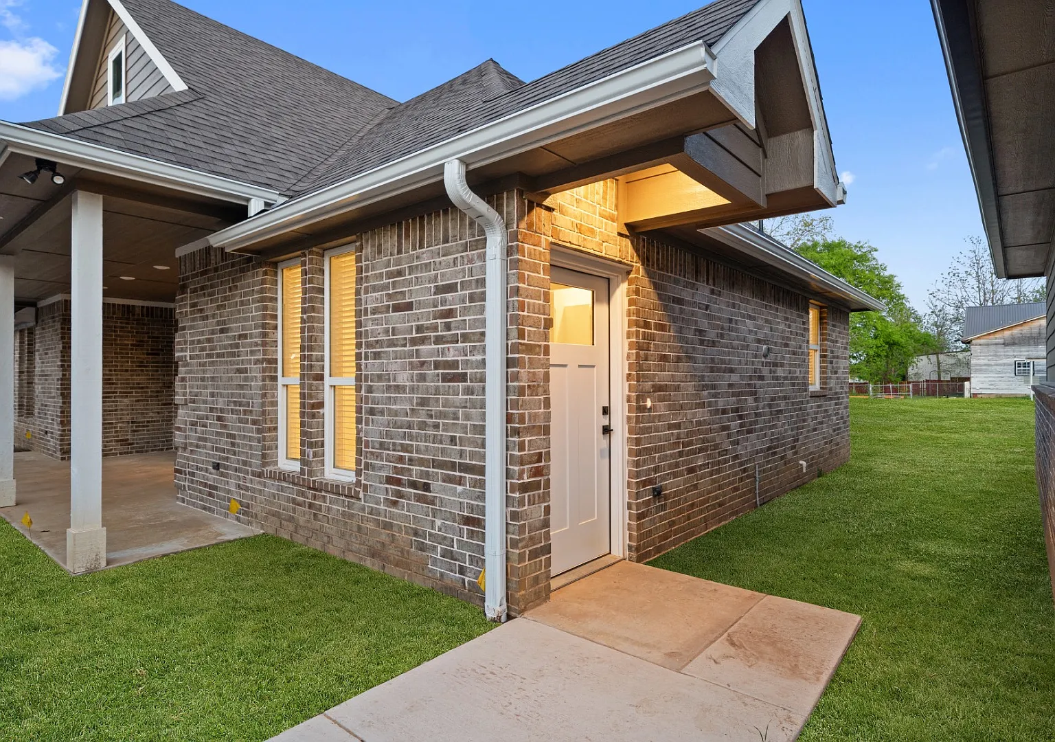 216 W McCurtain Rd - Studio — Photo 2
