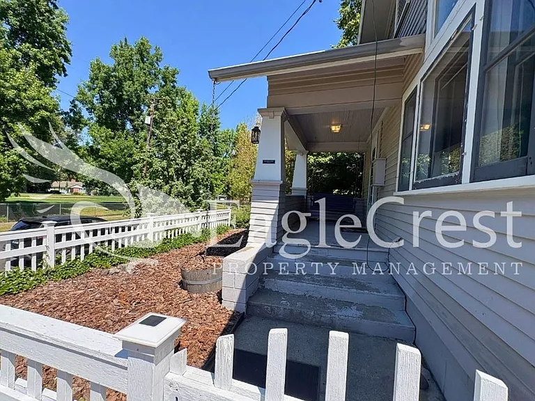 304 S Division St — Photo 4