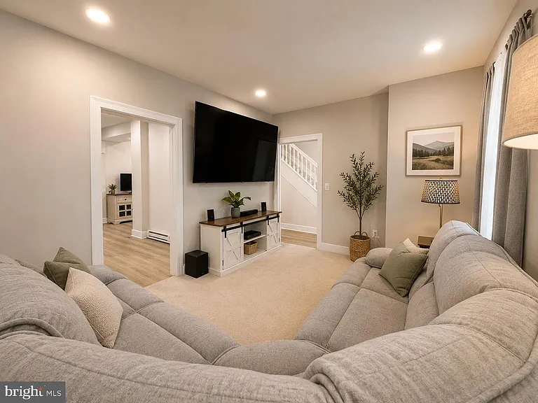 909 Corbett St — Photo 15