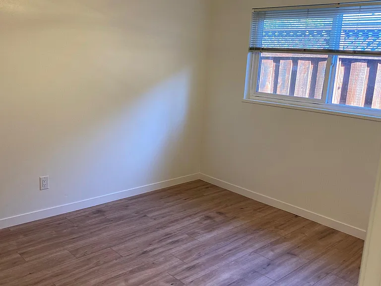 1182 Holmes Ct — Photo 6