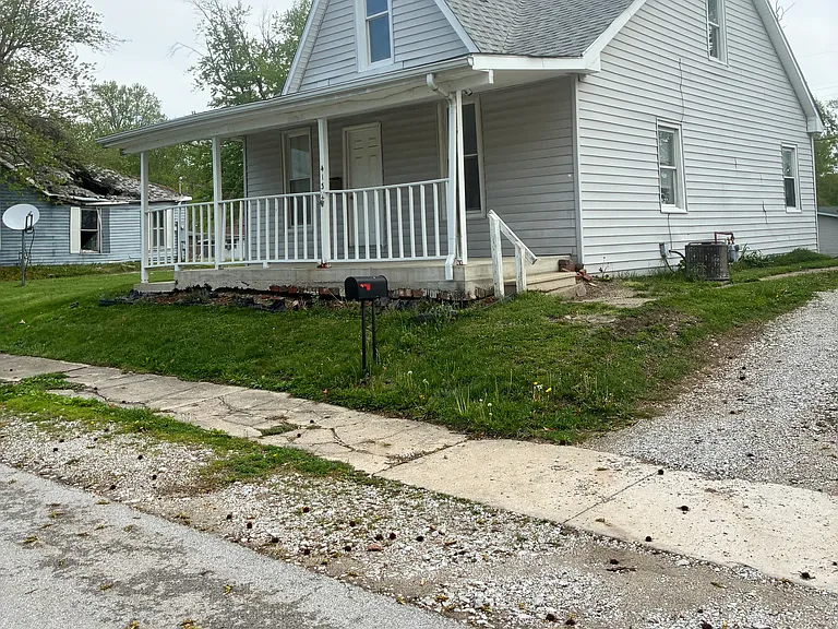 413 N Vandalia St — Photo 1