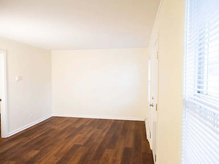 1102 Leonard St — Photo 10