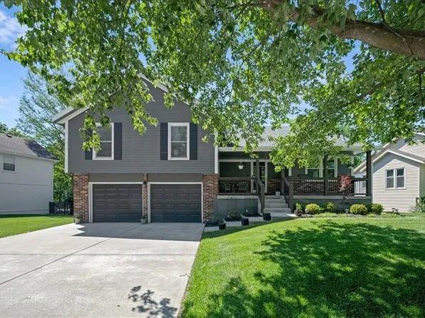 300 SE Brownfield Dr, Lees Summit, MO 64063